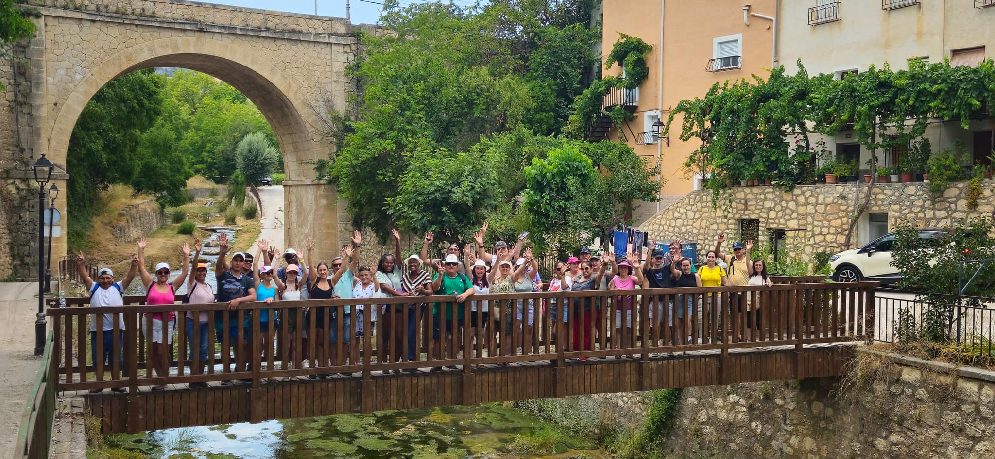 Grupo de personas disfrutando de un viaje organizado